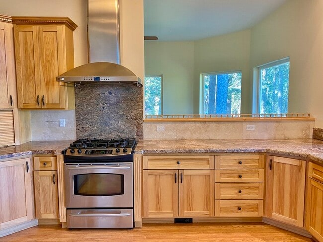 Building Photo - 13055 Summit Ridge Dr