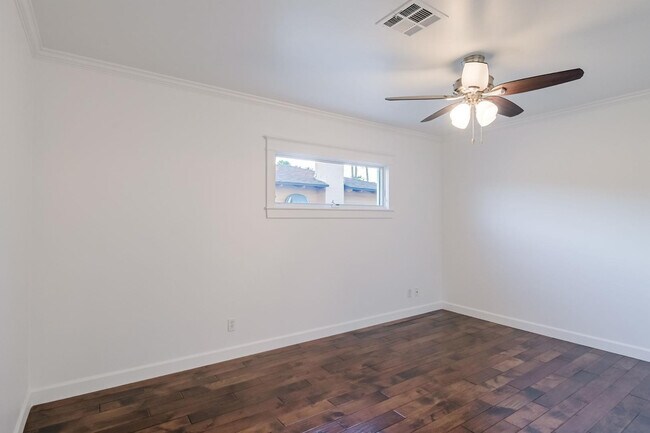 Building Photo - 5328 E Pinchot Ave