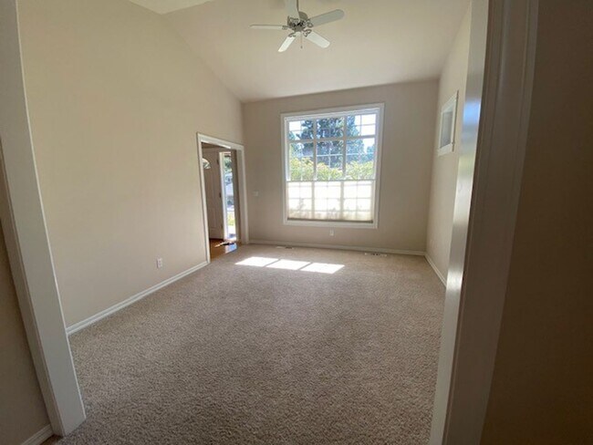 Building Photo - MOVE IN SPECIAL $500 OFF FIRST MONTHS RENT IF MOVED IN BY January 2026/ Location Location