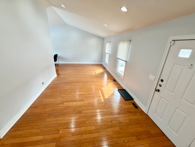 Building Photo - 213 Vintage Ln