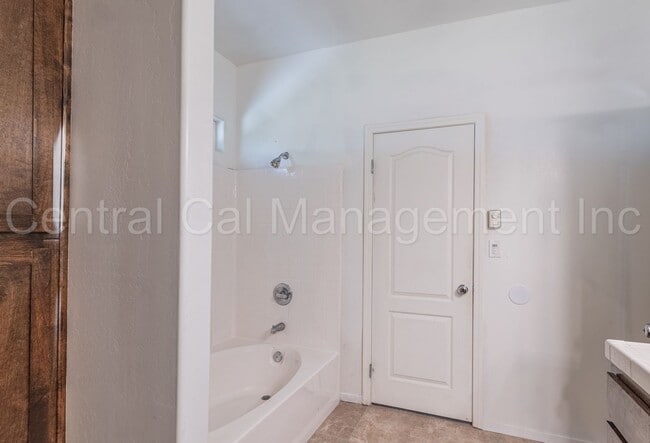 Building Photo - 4 Bedroom, 2 Bath Home - $2450 per month!