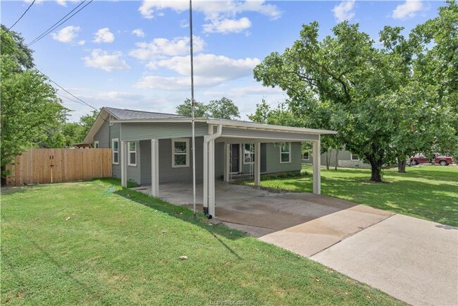 Building Photo - Available Now! Updated 3 Bedroom Home in B...