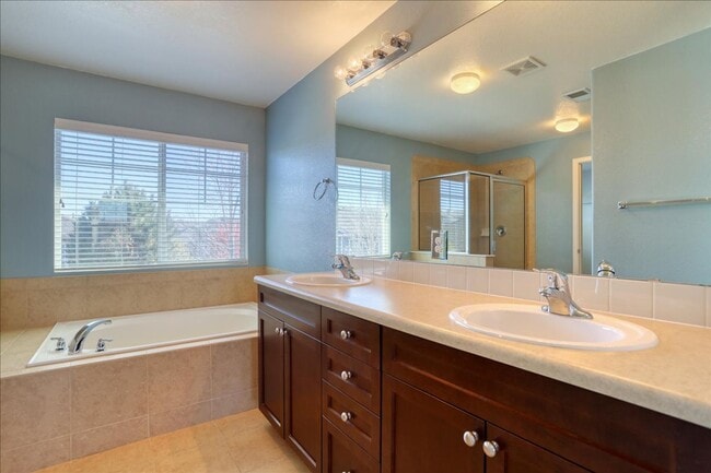 Building Photo - Awesome 3bed/3bath/2car garage on a quiet street in Aurora!