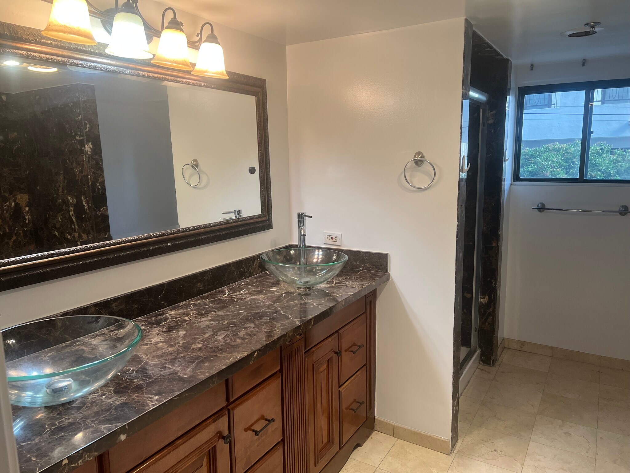 Main bath - 10660 Wilshire Blvd