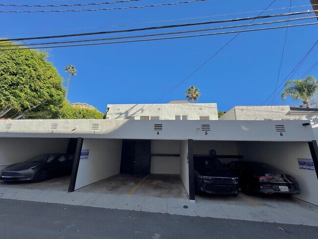 Building Photo - Sun-Filled 2-bed 1-bath First Floor short stroll to Cedars-Sinai, Robertson Blvd, Beverly Center