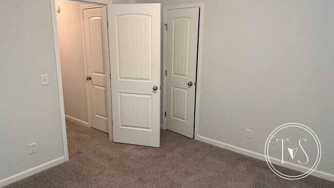 Building Photo - FALL MOVE-IN SPECIAL: $1000 OFF 1ST MONTH'...