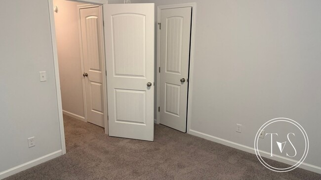 Building Photo - SUMMER MOVE-IN SPECIAL: $1000 OFF 1ST MONT...
