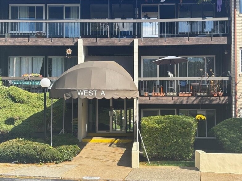 Building Photo - 400 Narragansett Pkwy