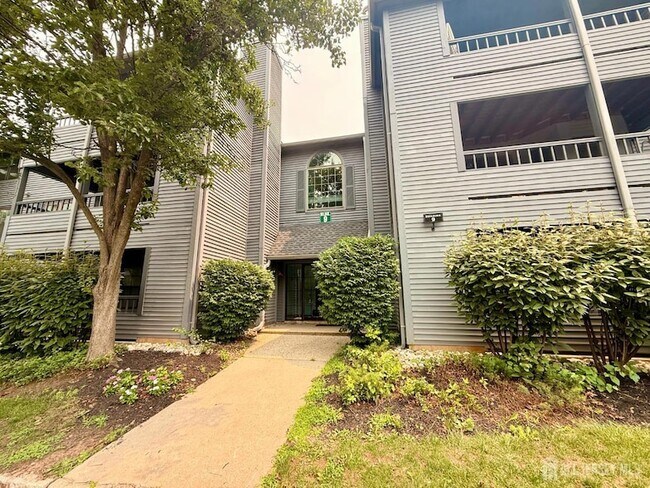 Building Photo - 902 Woodhaven Dr