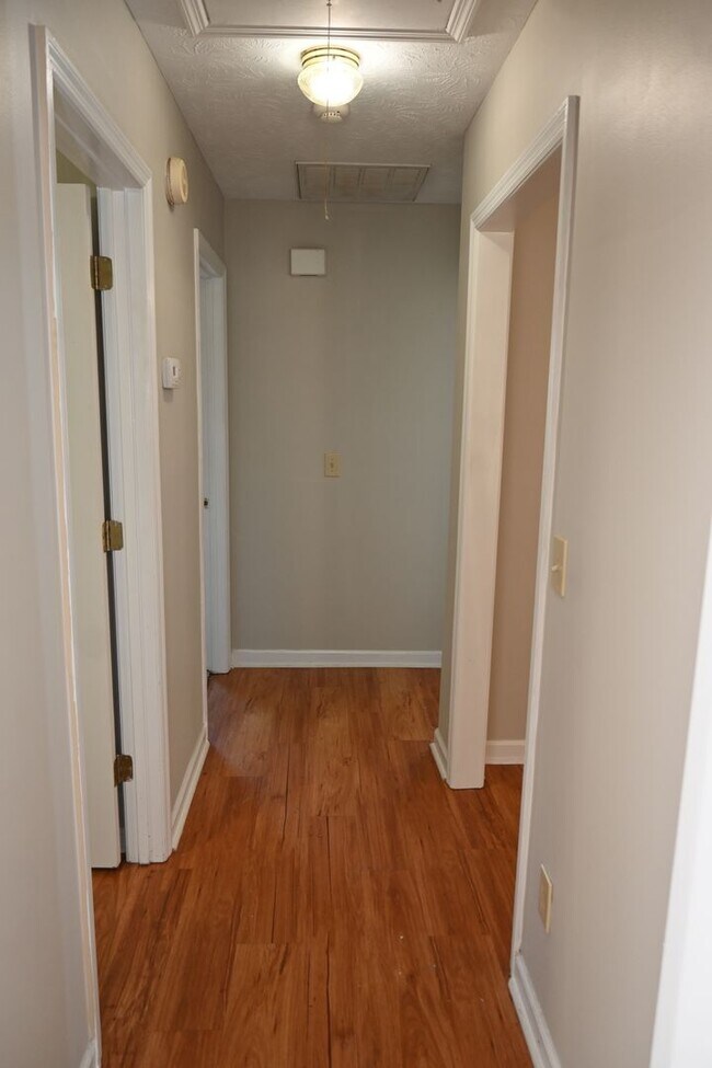 Building Photo - NE-Columbus-3 Bedrooms & 2 full Baths-Move...