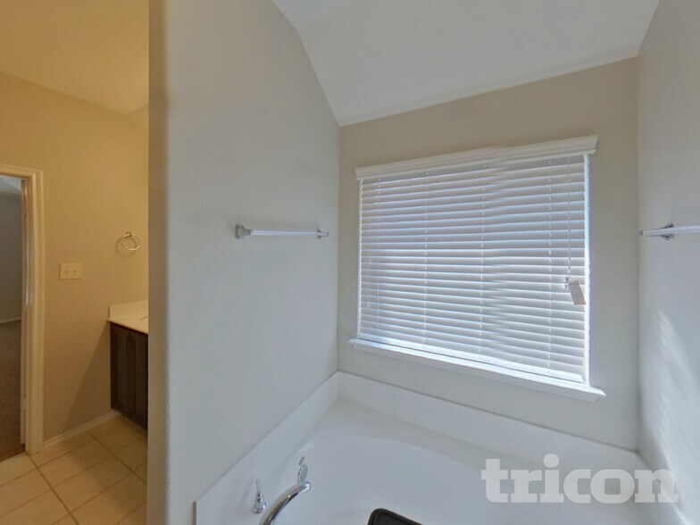 Building Photo - 3105 Oakcrest Dr