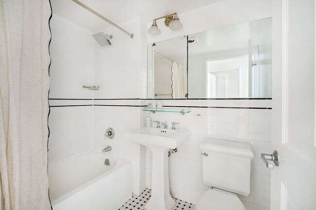 Building Photo - 350 W 43rd St