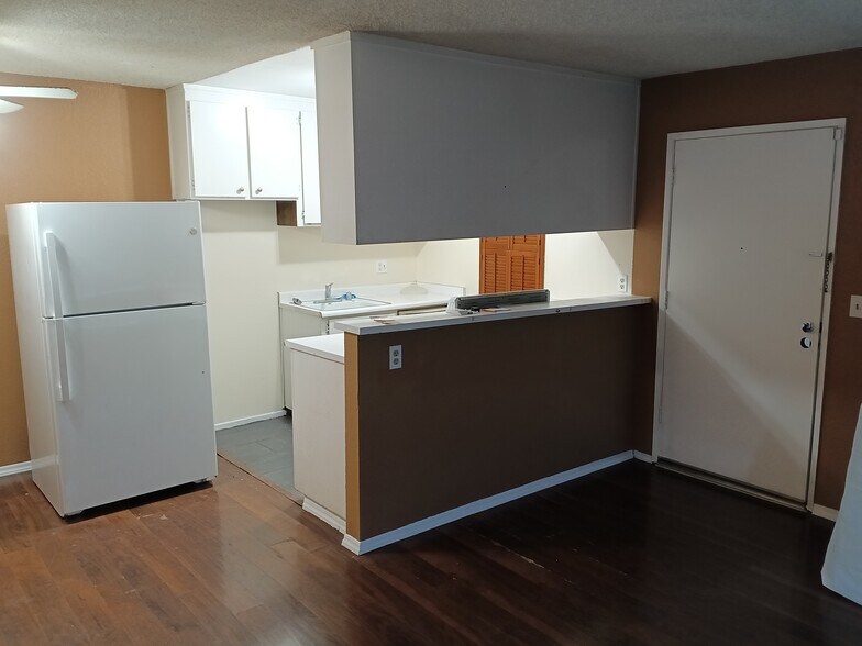 Building Photo - 6724 Plymouth Rd