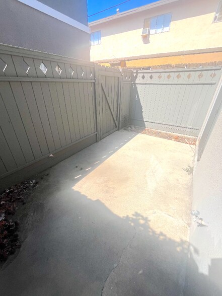 Building Photo - 587 Silverwood Ave