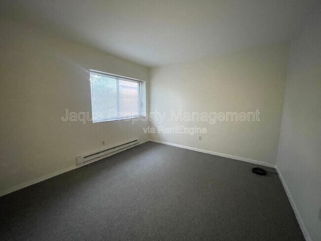 Building Photo - 722 W Kilgore Rd