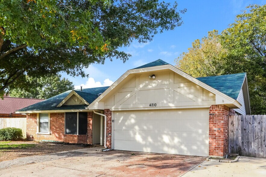 Building Photo - 4210 Glen Hollow Cir