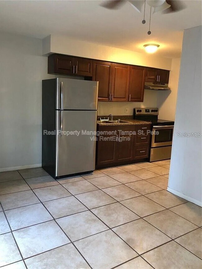 Building Photo - 404 W Amelia Ave