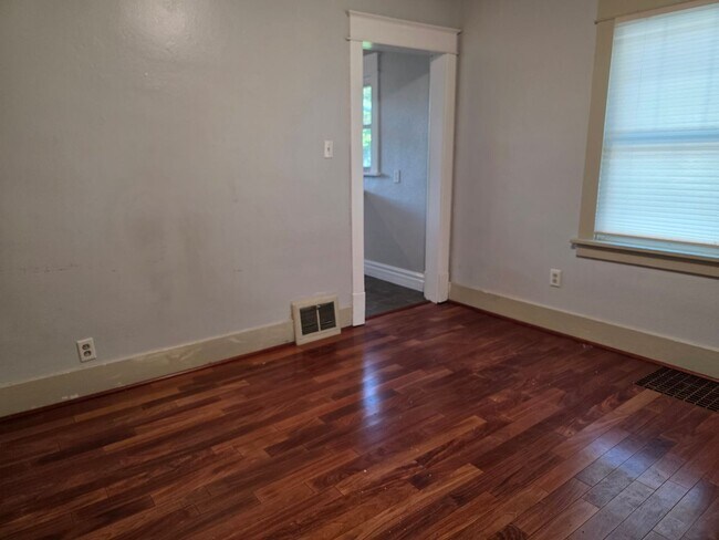 Building Photo - 3-Bedroom, 1-Bathroom Home with Basement & Garage – $1,375/Month | Accepting Section 8