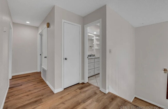 Building Photo - Gorgeous Condo in The Gated Community of The Timbers!