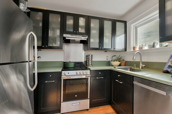 Building Photo - 219 W Newton St