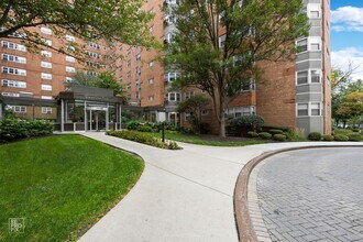 Building Photo - Amazing Lakefront Living on the Park