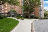 Building Photo - Amazing Lakefront Living on the Park