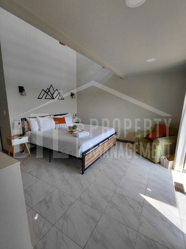 Building Photo - Stunning 3 Bedroom in Forsyth!