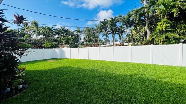 Building Photo - 911 N 14th Ave