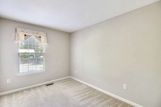 Building Photo - FENCED IN YARD!!!  Beautiful 4/3 UPDATED SF Home in Gaithersburg