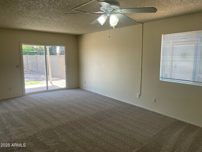 Building Photo - 1327 W Straford Dr