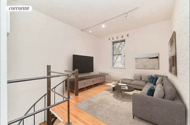 Primary Photo - 233 E 12th St