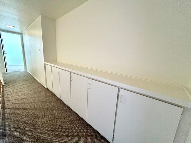 Building Photo - Stunning 3 Bed/3.5 Bath with Panoramic Views!