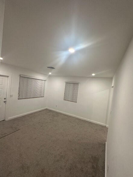 Building Photo - 731 SW 8th Ave