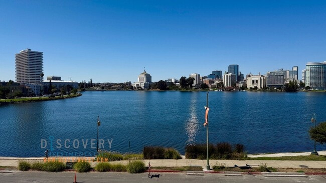 Building Photo - Lake Merritt Condominium 2 Bedroom, 2 Bath...