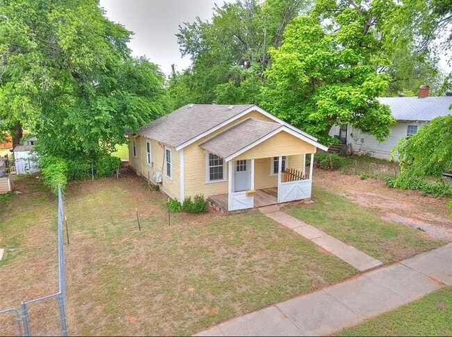 Building Photo - Charming Three Bedroom Home Located in OKC
