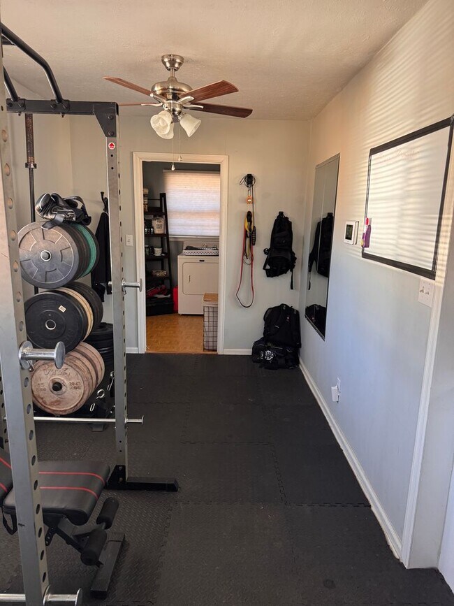 Building Photo - 2 Bedroom with Possible 3rd || 1 Bathroom - Single Family Home