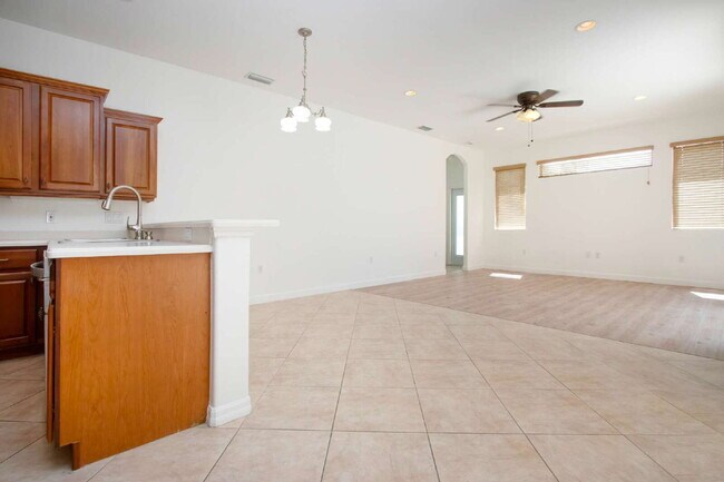 Building Photo - Luxurious Lakefront Living: Spacious 4-Bedroom Home with Pool and Guest Suite in Lakewood Ranch