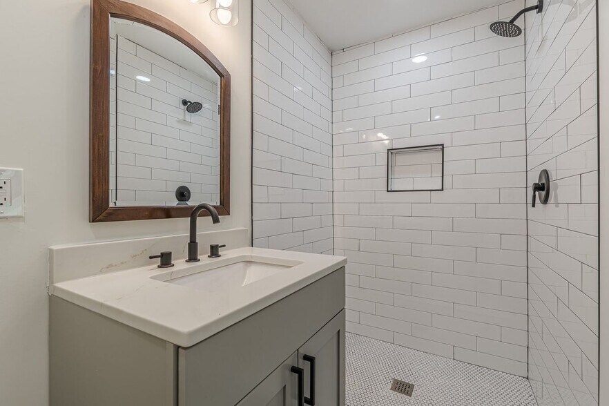 Building Photo - 525 Rosemont Dr