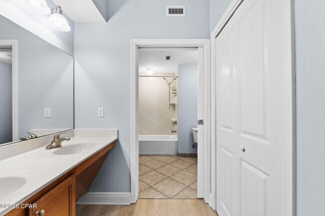 Building Photo - 2400 Grandiflora Blvd