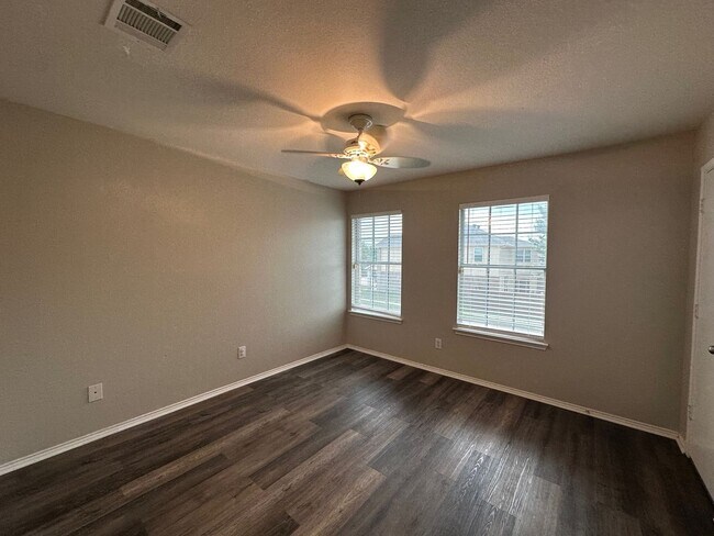 Building Photo - **Available 6/6/25**