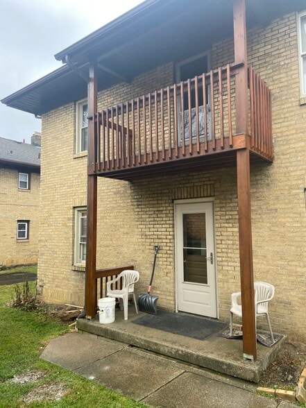 Rear entrance from Harmon Court - 1494 Front St