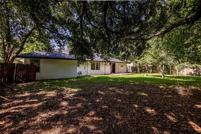 Building Photo - 608 W Lobit Ave