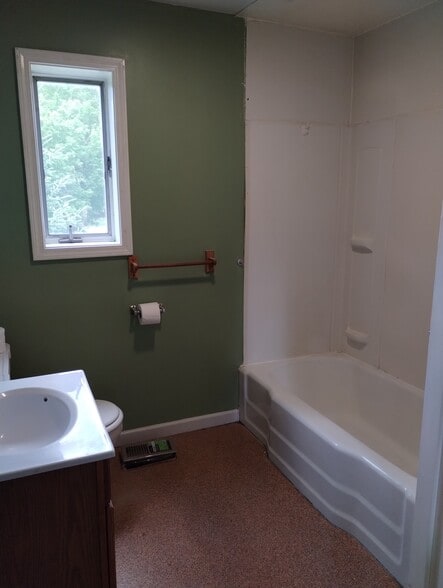 Full Bath - 5025 Clinton Street Rd
