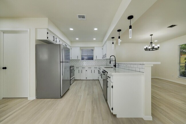 Building Photo - 5519 Sheraton Oaks Dr