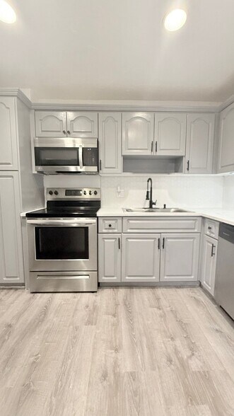 Building Photo - 5961 N Falls Circle Dr