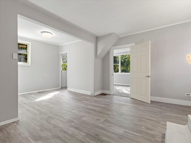 Building Photo - Adorable Lake Como Home Now Available!