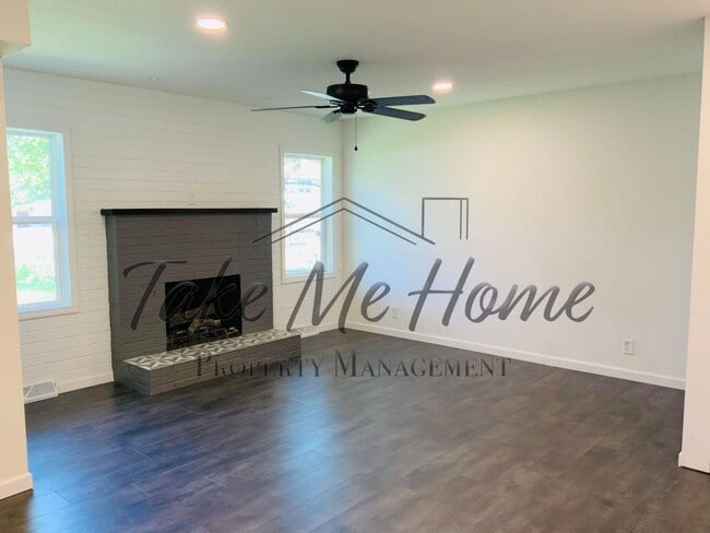 Building Photo - Charming Home in Great Location!