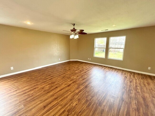 Building Photo - Move In Ready!-Charming 3 -bedroom Home with a move in special-$300 off first month's rent.