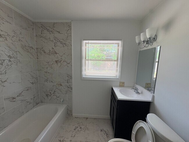 Building Photo - 2406 2nd Ave