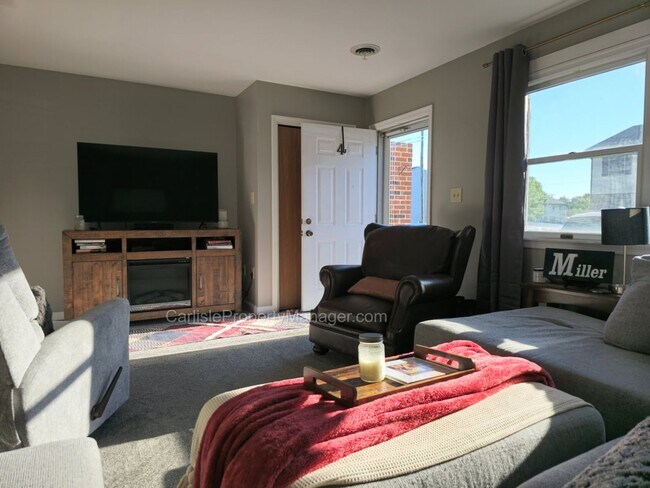 Building Photo - 2-Bedroom Townhouse w Fenced Patio, Off-Street Parking, Dishwasher, and Easy Commute